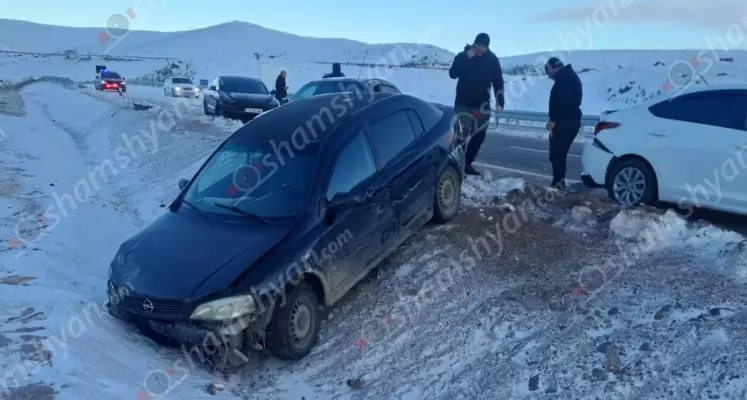 Երևան-Գյումրի ավտոճանապարհին բախվել են «Tesla»-ն և «ֿBMW»-ն, ապա «Opel Astra»-ն բախվել է նրանց և կայանված «Honda»-ին ու հայտնվել ճամփեզրի ջրատարում․ կան վիրավորներ