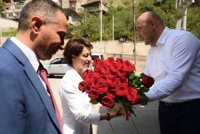 Վարդերը տեղ հասան. «Հրապարակ»