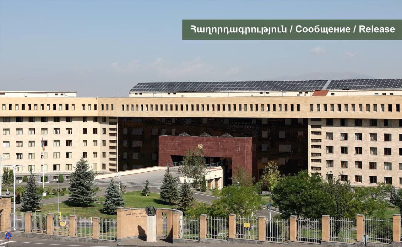 В результате обстрела ВС Азербайджана машины ВС Республики Армения, перевозившей еду для личного состава боевых позиций, с армянской стороны есть 1 погибший и 2 раненых: МО РА